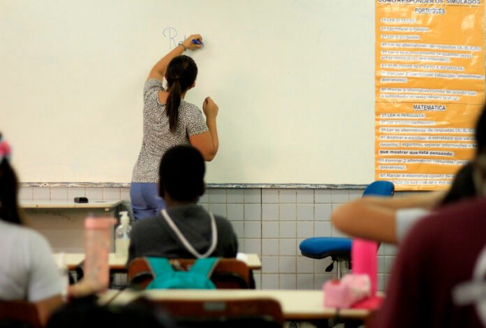 professor_escola_aula_semcom