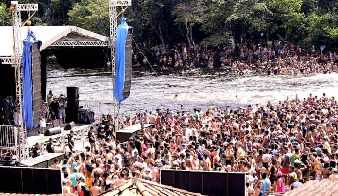grupo-fundo-de-quintal-e-muita-folia-no-carnachoeira-2023-3-1024x593